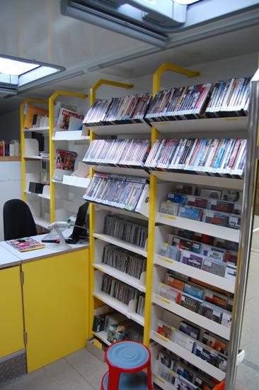 DVDs und CDs dürfen auch im Bücherbus nicht fehlen. Ca. 600 DVDs und 2000 CDs (Hörbücher und Musik-CDs) sind an Bord.